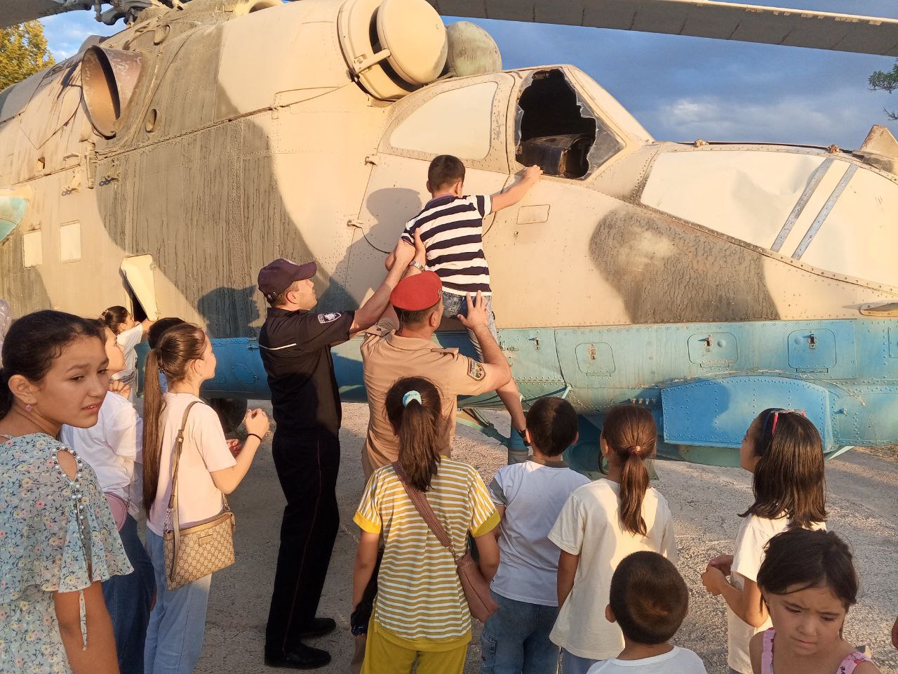 Национальная гвардия и молодежь: военно-патриотические мероприятия продолжаются