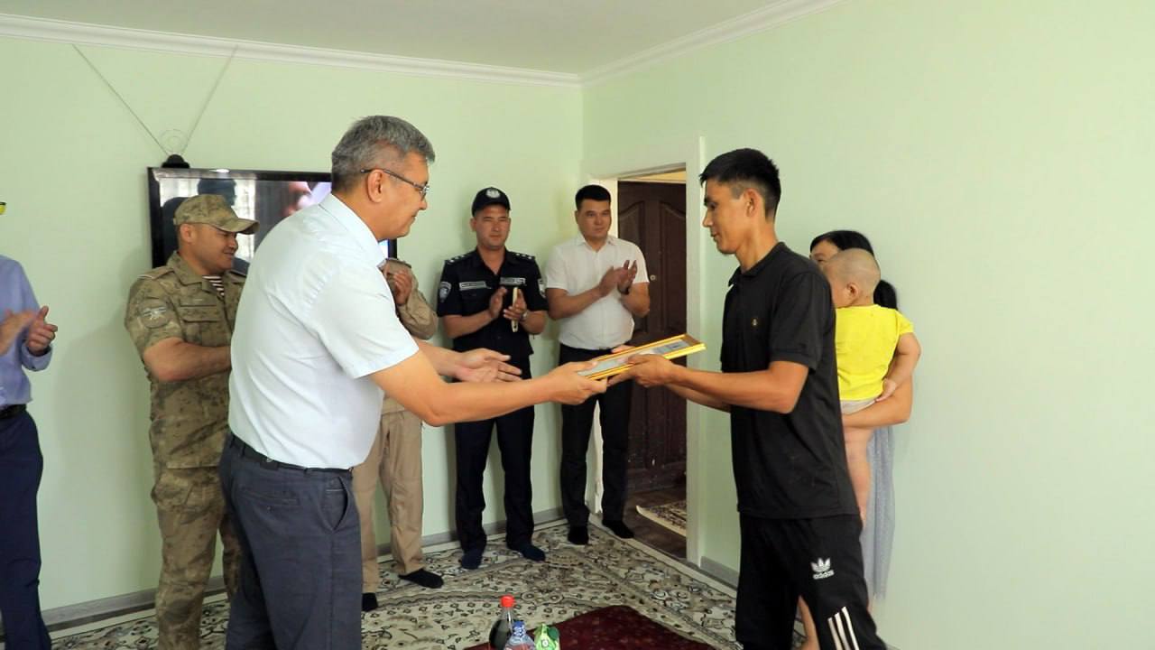 Qoraqalpog‘istonda Mehribonlik uyining uch nafar sobiq bitiruvchilariga xonadon kalitlari topshirildi.
