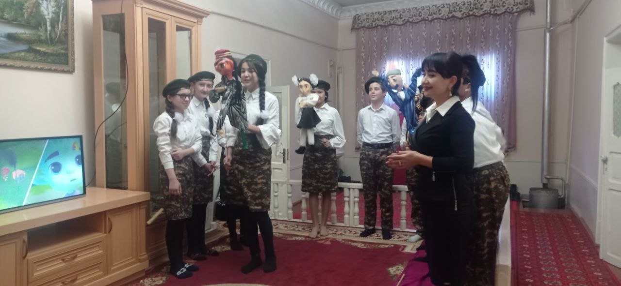 В гостях у семьи Садиковых руководители Центра духовности и просвещения и школьники