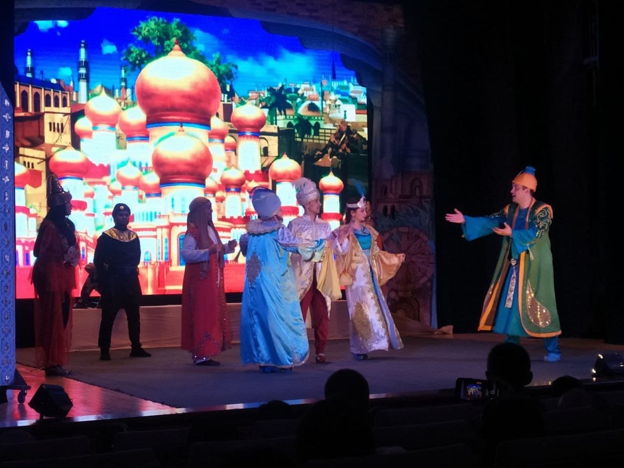 The children watched the show "Aladdin" with great interest