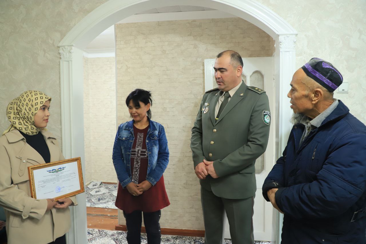 Марғилонлик Камронбек Икромов ҳамда Мадинабону Убайдуллаеваларга барча қулайликларга эга хонадон калитлари топширилди