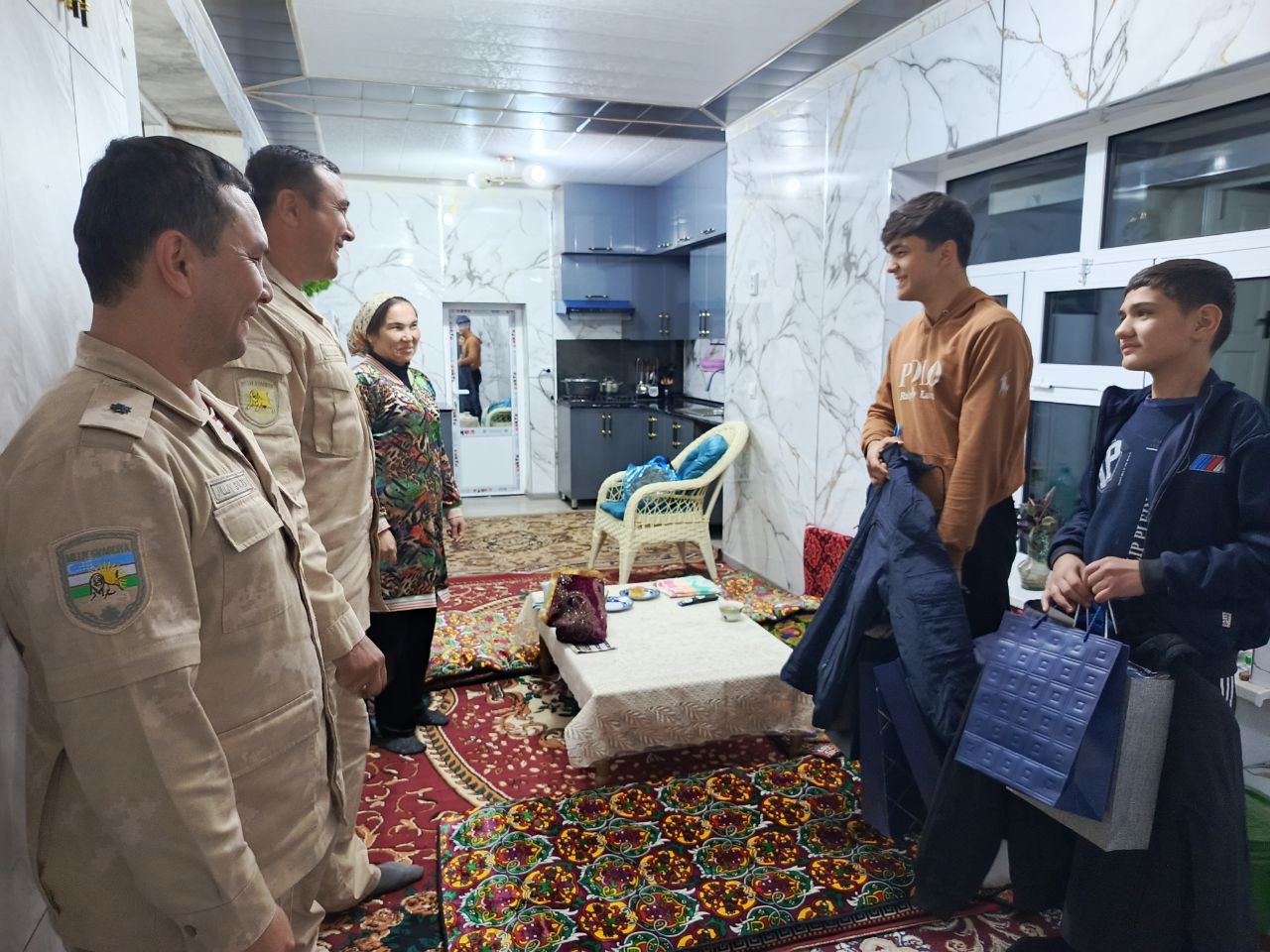 Viloyatda joylashgan Oilaviy uylar farzandlari e’tiboridan chetda qolmayapti. Tadbirkor homiylar bilan hamkorlikda o‘tkazilgan navbatdagi xayriya tadbiri doirasida bolalar qish mavsumiga mos kiyim-kechaklar bilan ta’minlandi.
