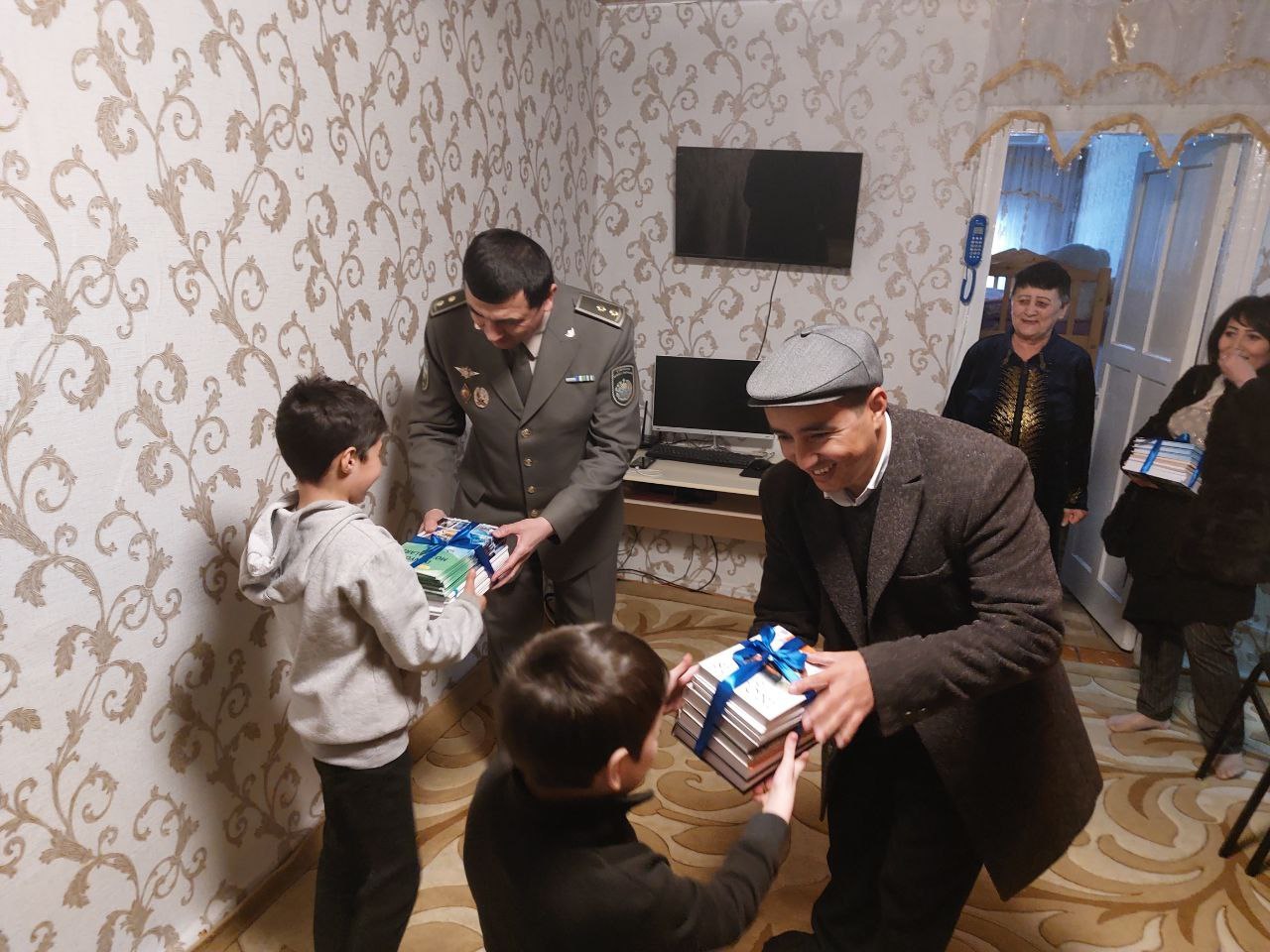 OILAVIY BOLALAR UYIGA TASHRIF
