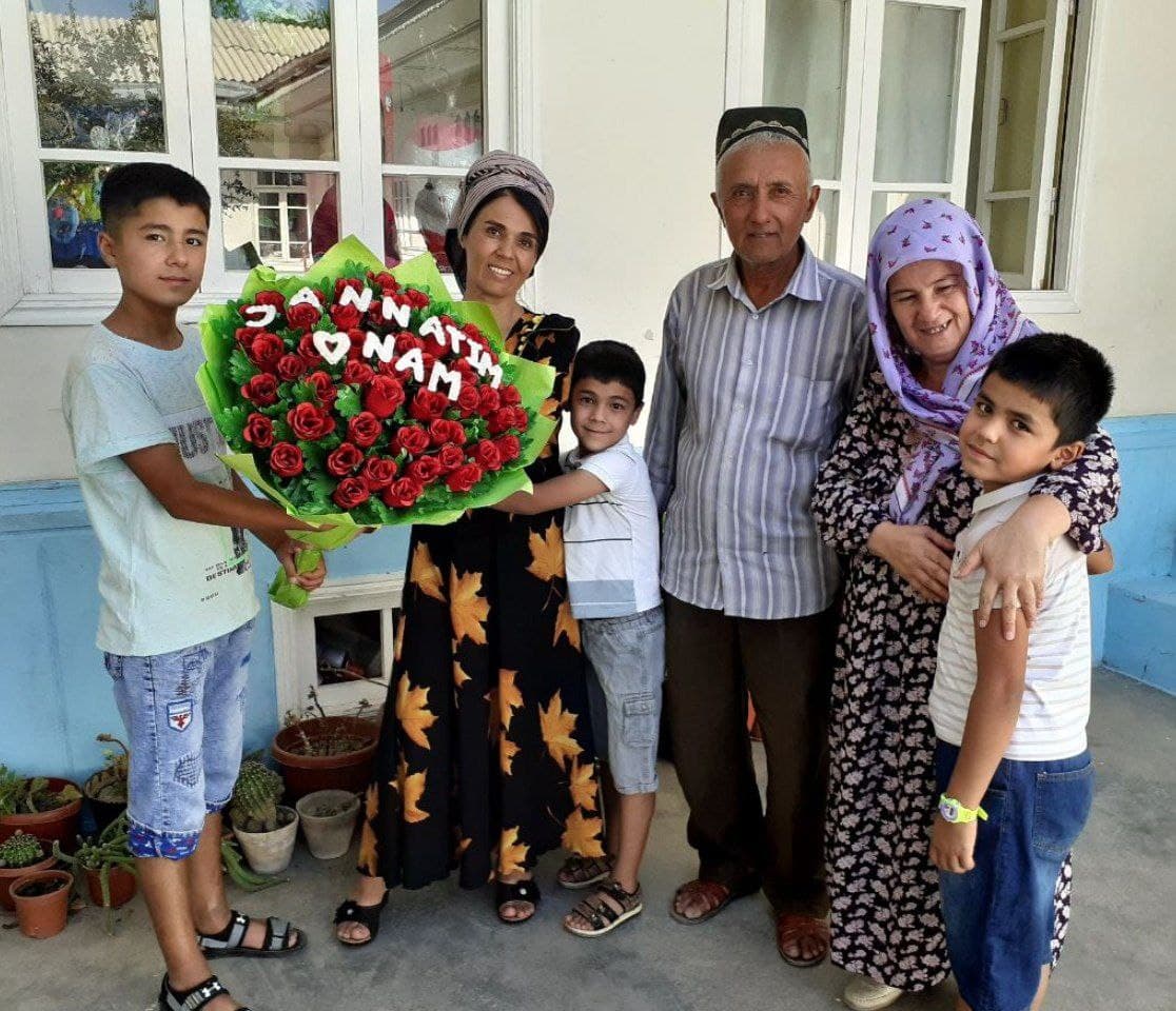 Oilasi bag‘riga qaytayotgan bolalar