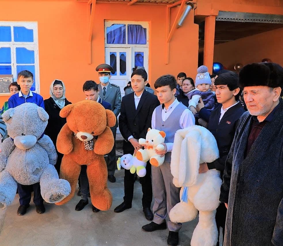The Sattorovs, who live in the Jizzakh region, have adopted five boys from the 29th House of Mercy into their families. The next family orphanage, called New Uzbekistan, was greeted with great joy by young people, community activists and close relatives.
