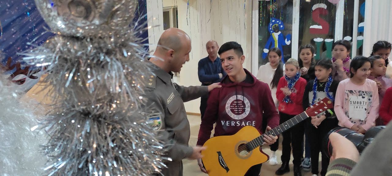 Representatives of the National Guard congratulated the children at the orphanage in Chirchik.