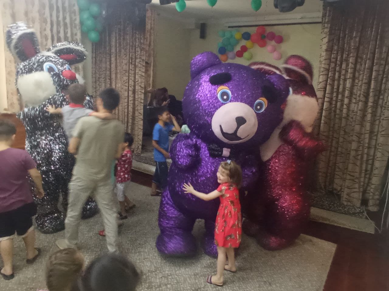 В гости к ребятам пришли артисты цирка и аниматоры