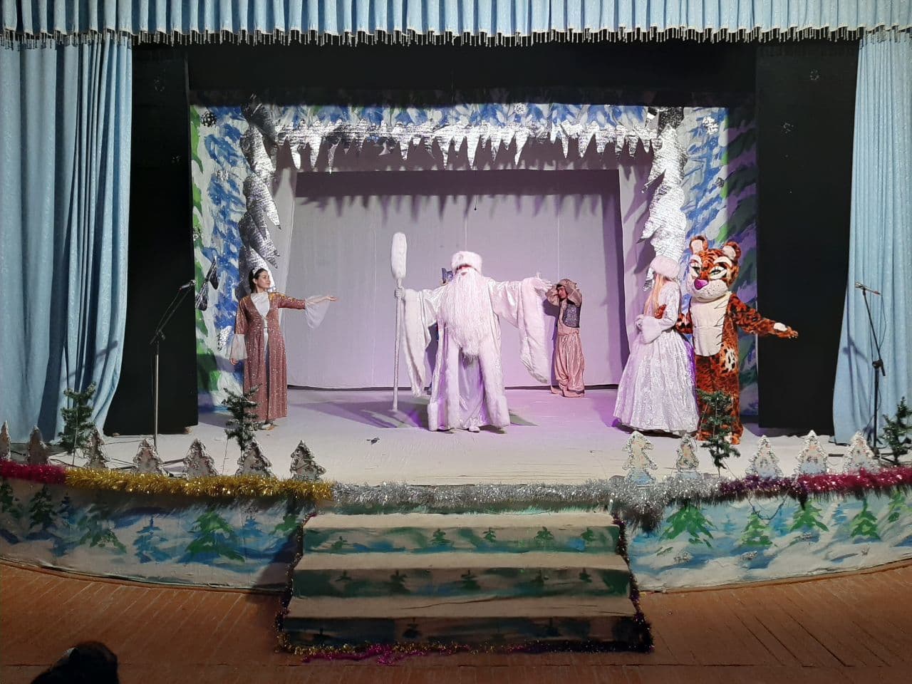 A performance "New Year's Eve" was organized for children