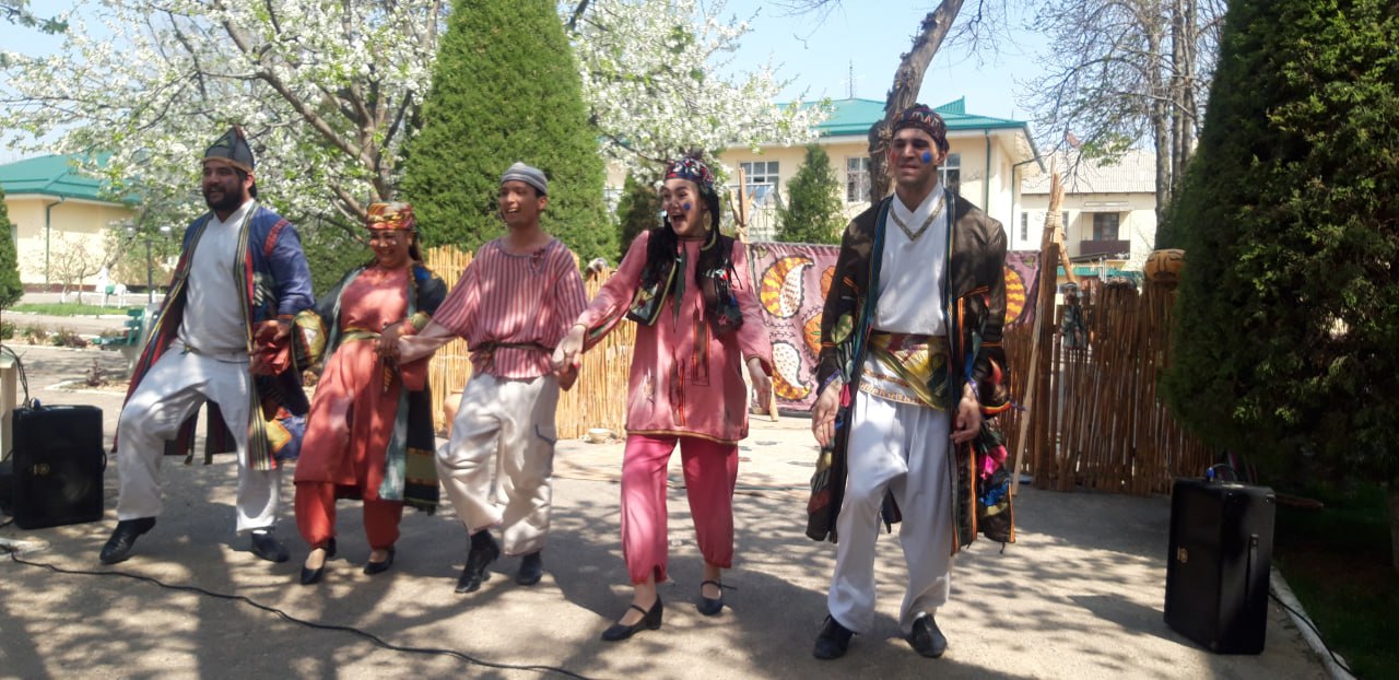 Yosh tomoshabinlar teatri aktyorlarining Mehribonlik uyiga tashrifi